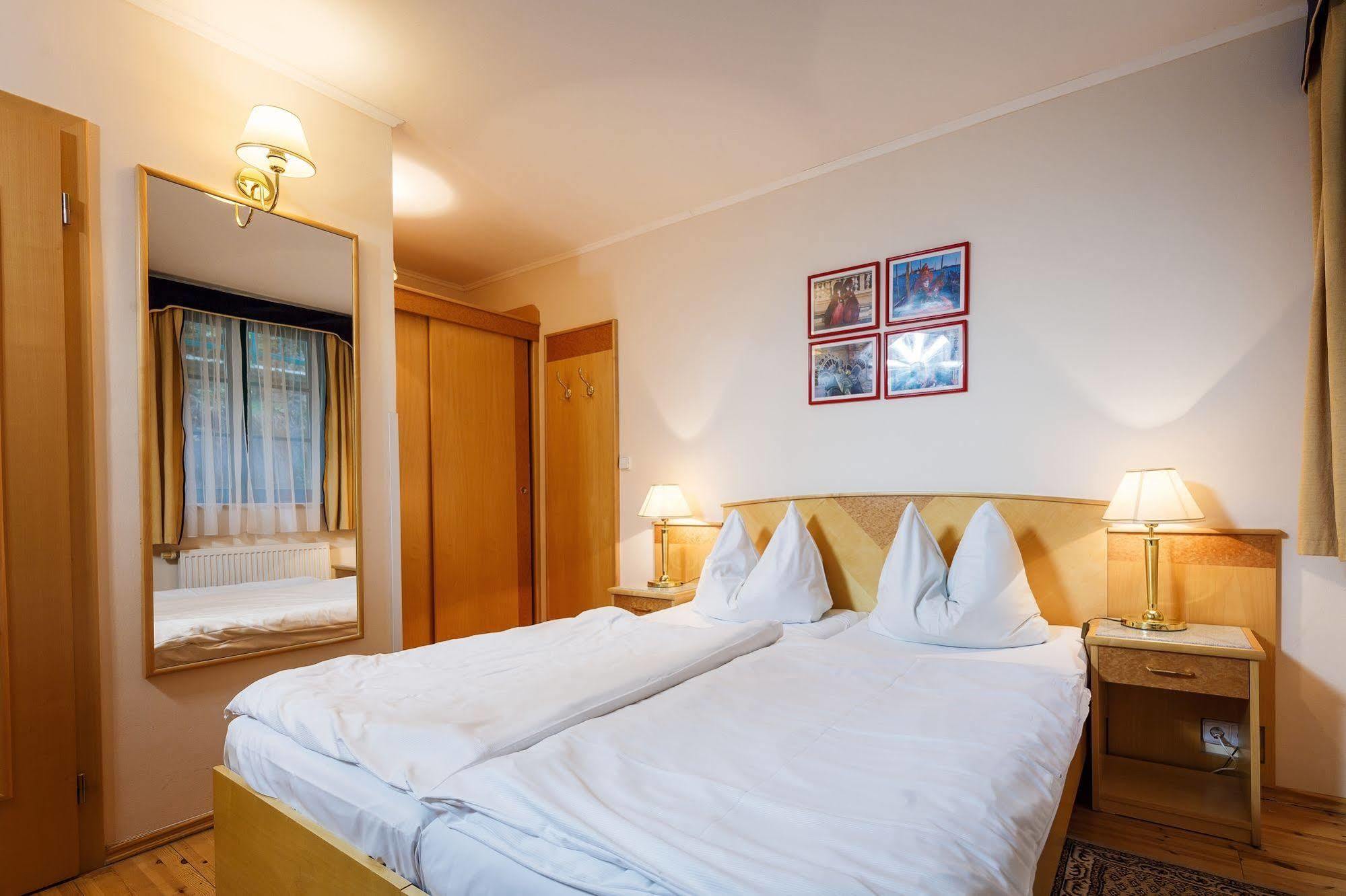 Hotel Maltezsky Kriz การ์โลวีวารี ภายนอก รูปภาพ